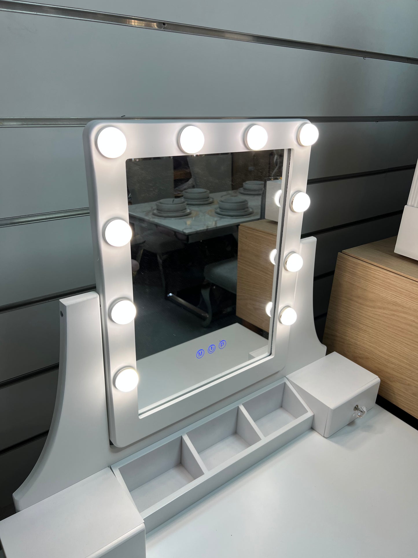Tocador elegante blanco con taburete espejo led