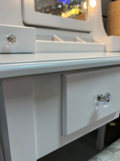 Tocador elegante blanco con taburete espejo led