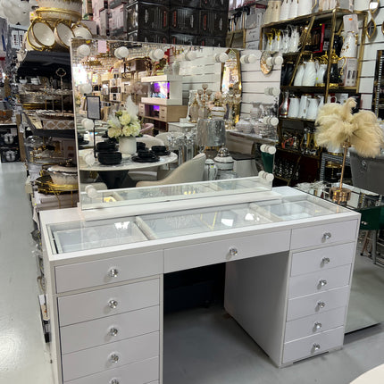 Tocador elegante con silla y espejo con bombillas blanco