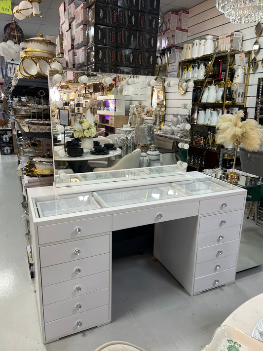 Tocador elegante con silla y espejo con bombillas blanco