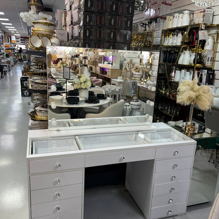 Tocador elegante con silla y espejo con bombillas blanco