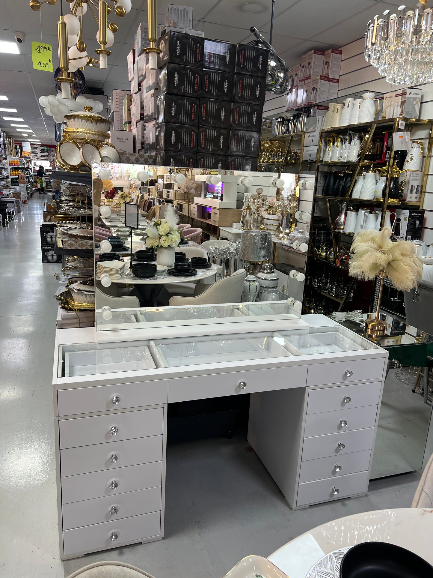 Tocador elegante con silla y espejo con bombillas blanco