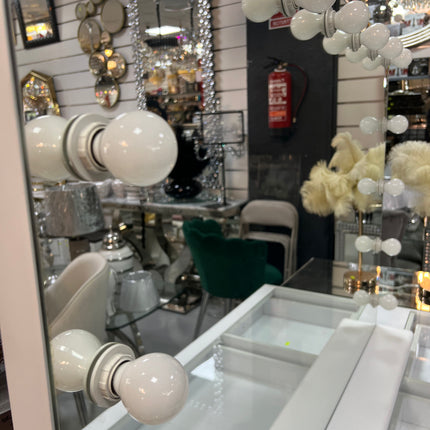 Tocador elegante con silla y espejo con bombillas blanco