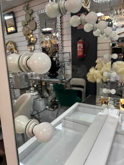 Tocador elegante con silla y espejo con bombillas blanco