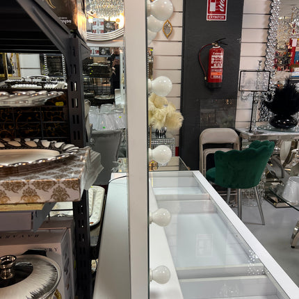 Tocador elegante con silla y espejo con bombillas blanco