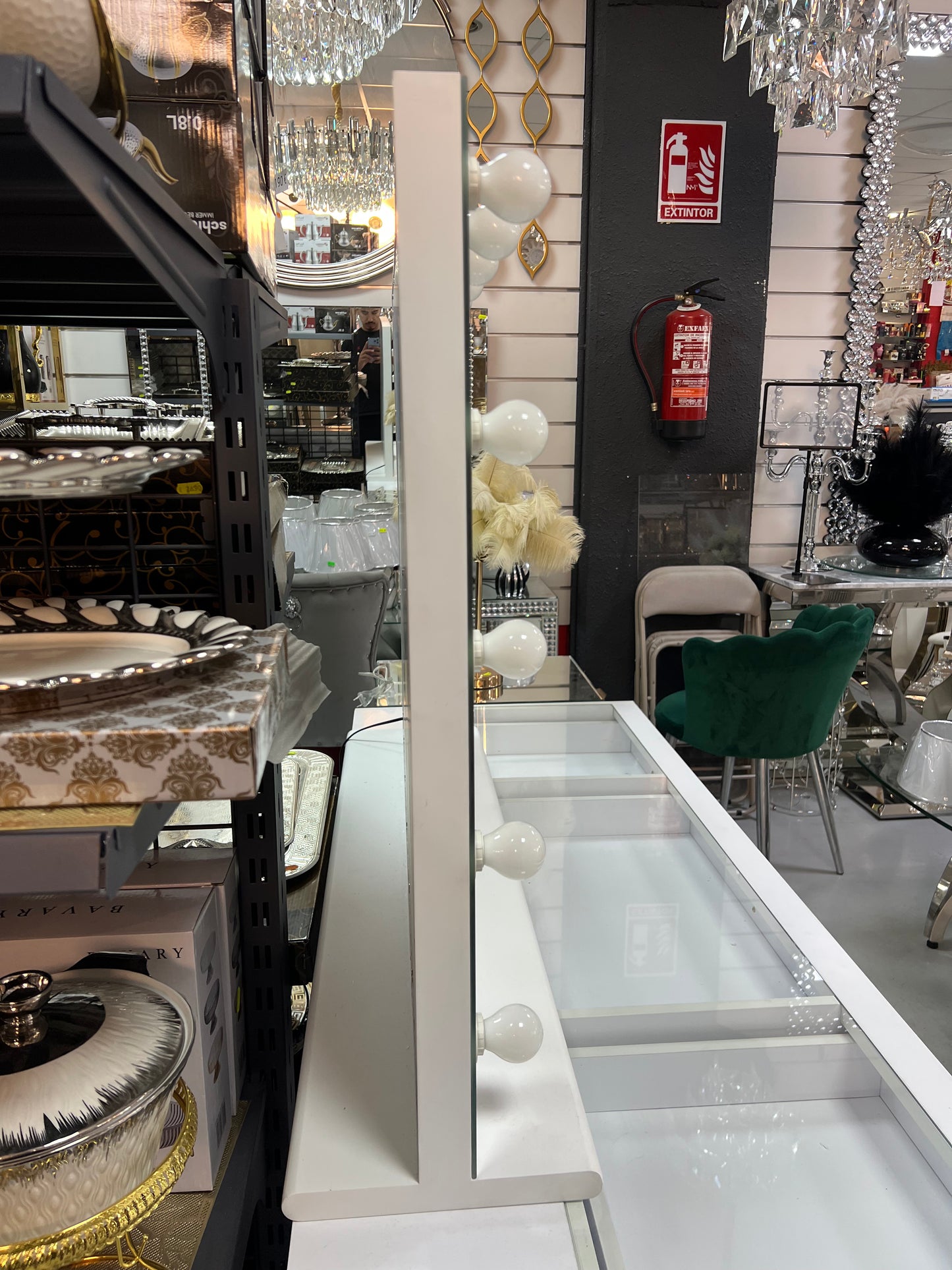 Tocador elegante con silla y espejo con bombillas blanco