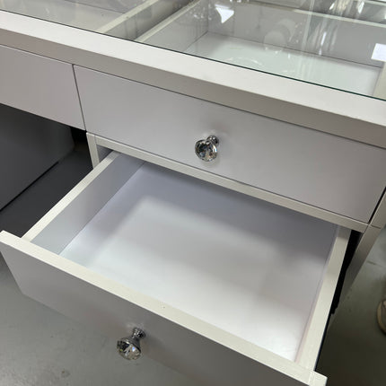 Tocador elegante con silla y espejo con bombillas blanco