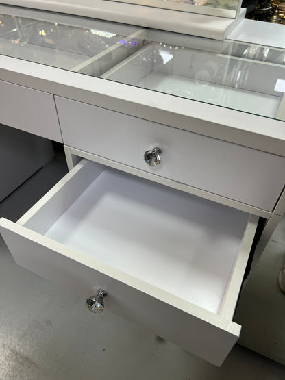 Tocador elegante con silla y espejo con bombillas blanco