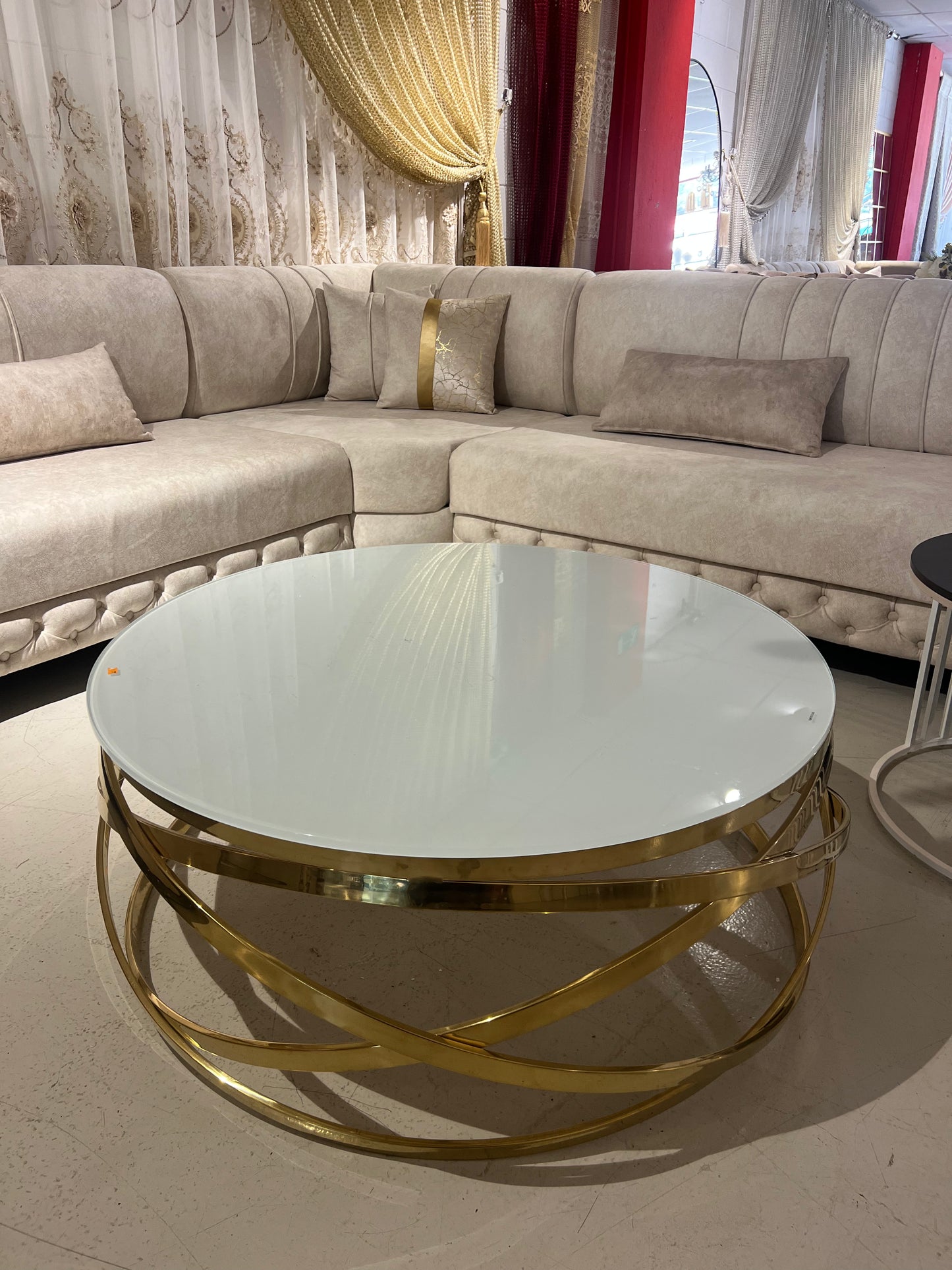 Mesa de centro de cristal blanco y patas acero dorado