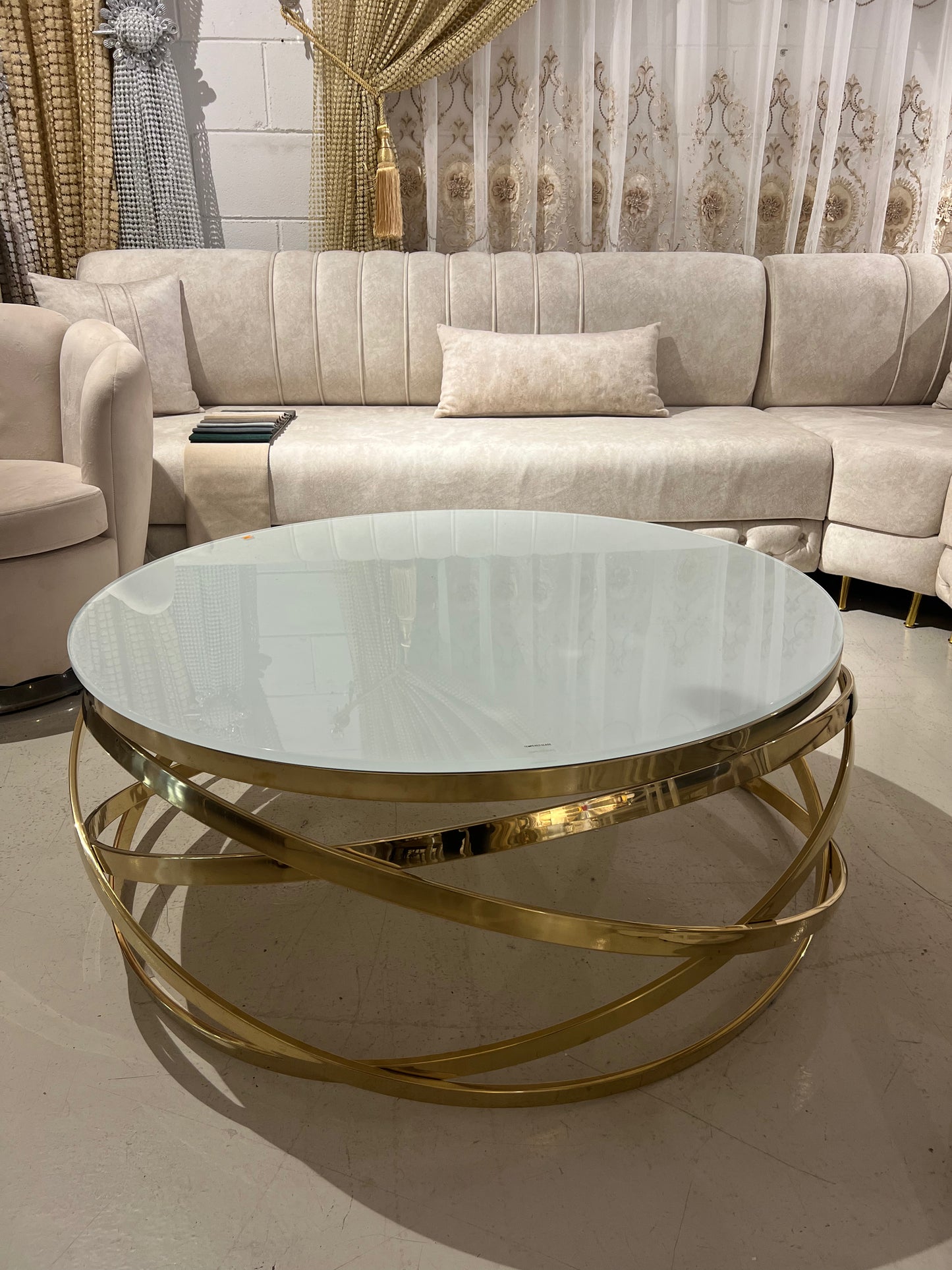 Mesa de centro de cristal blanco y patas acero dorado