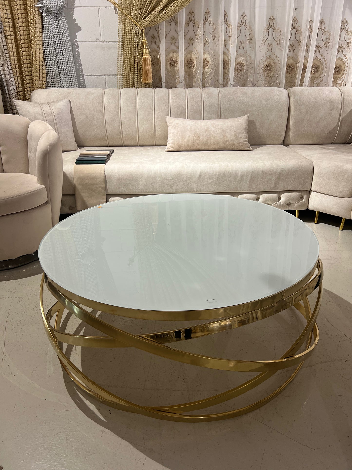 Mesa de centro de cristal blanco y patas acero dorado
