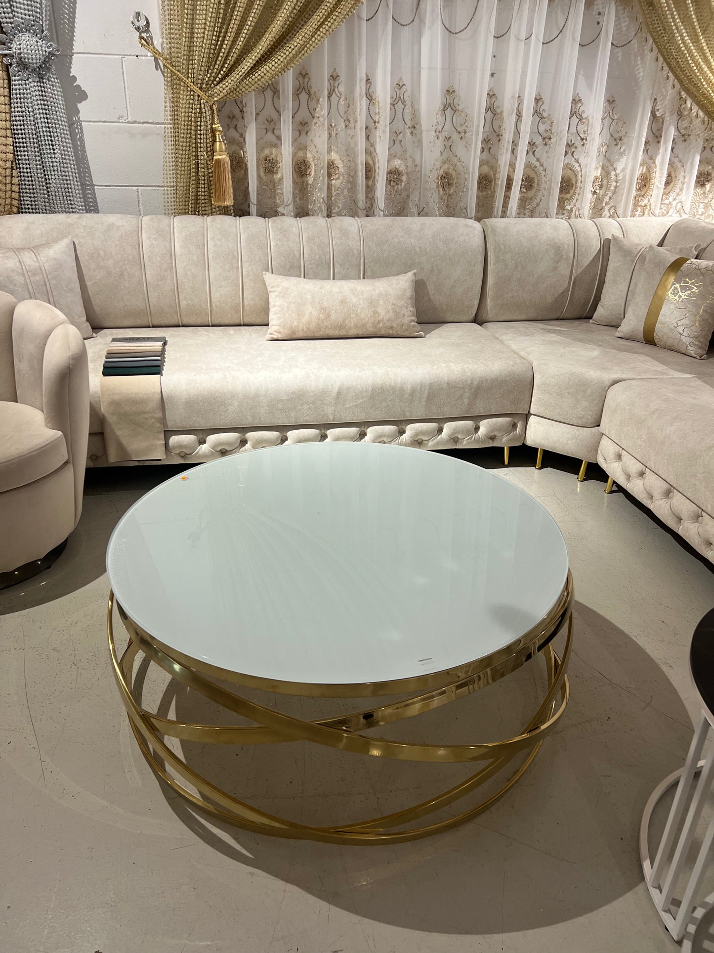 Mesa de centro de cristal blanco y patas acero dorado