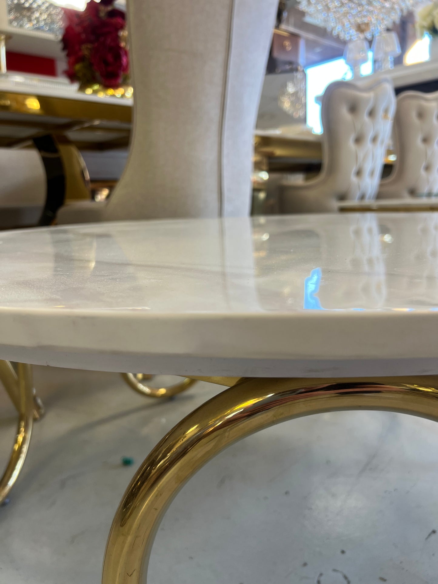 Mesa de centro de mármol blanco y patas acero dorado