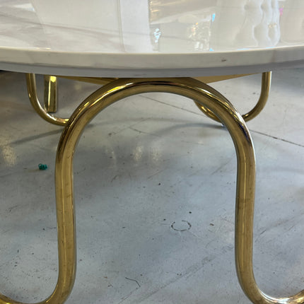 Mesa de centro de mármol blanco y patas acero dorado