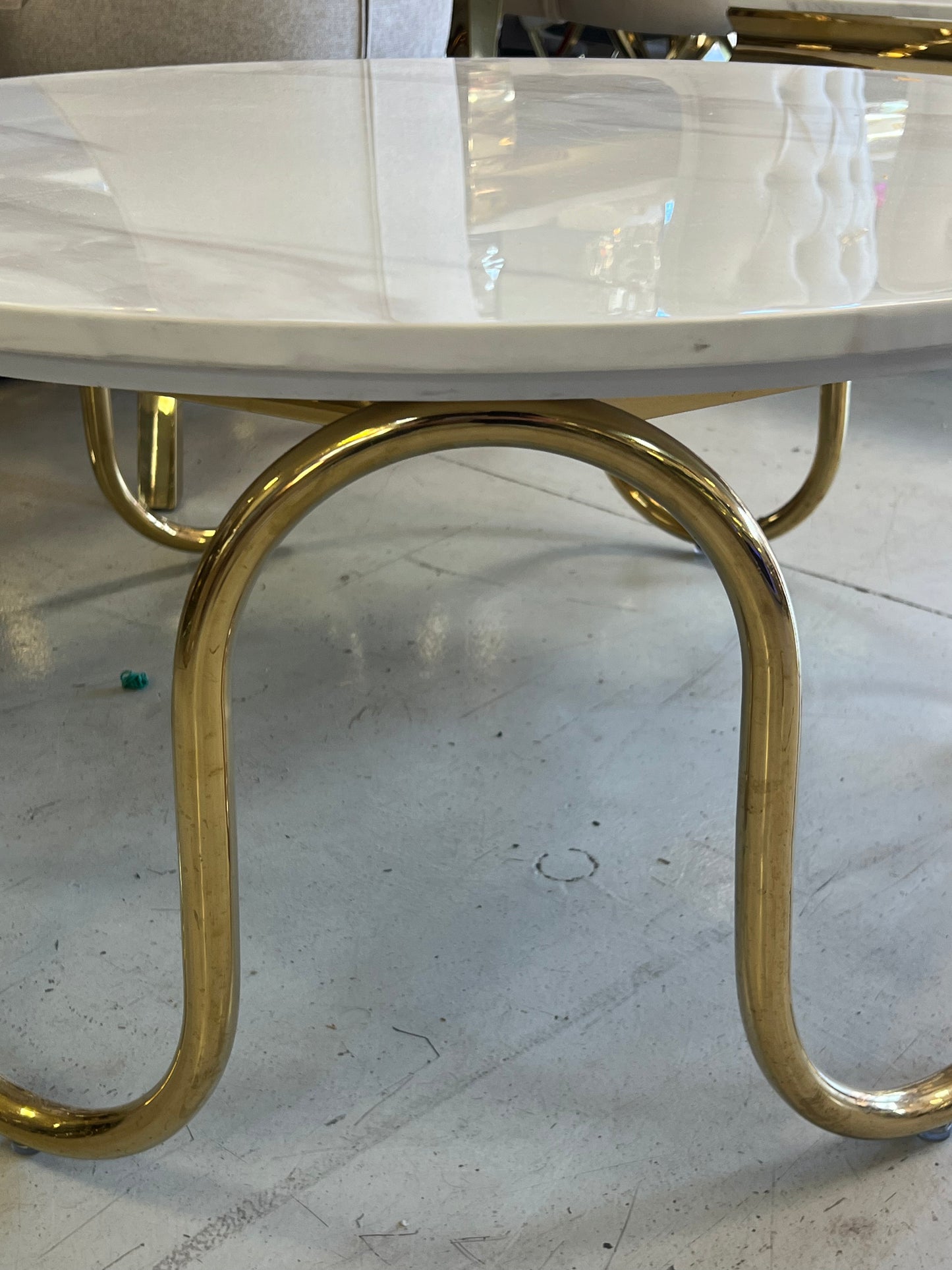 Mesa de centro de mármol blanco y patas acero dorado