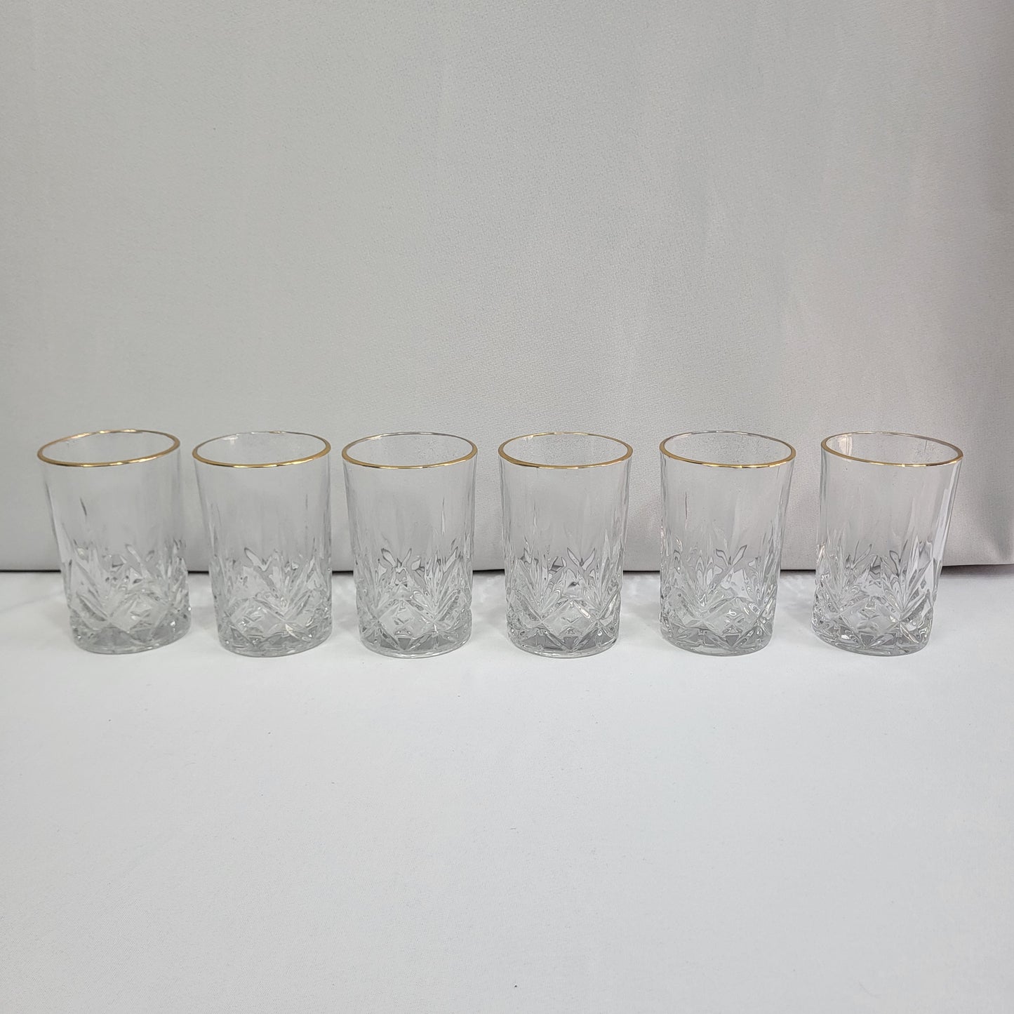 Set de 6 Vasos de Cristal Tallado con Borde Dorado