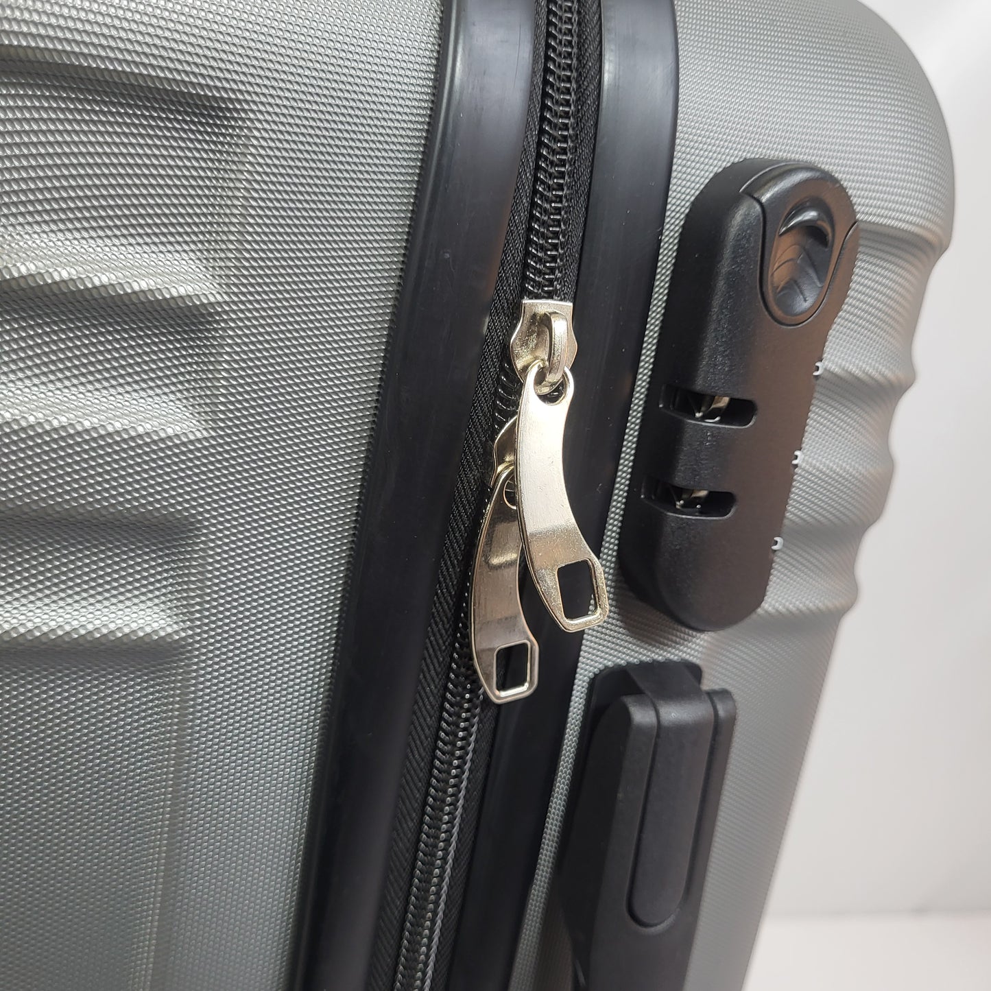 Set de Maletas Travel Pro 3 Piezas – Gris Rígido con Ruedas 360°