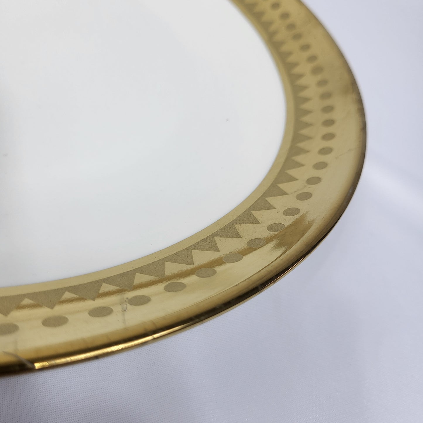 Plato de Presentación Dorado con Borde Geométrico - 10" (25,4 cm)