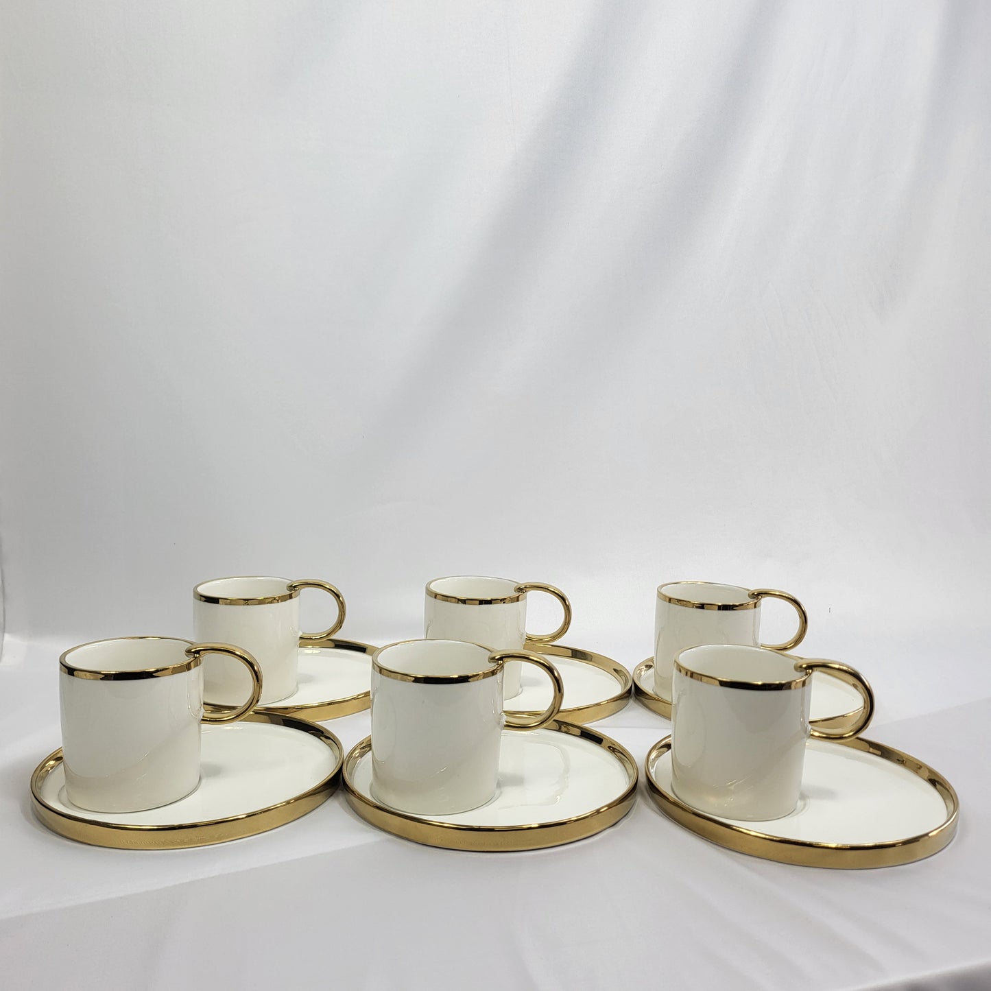 Set de 6 Tazas de Porcelana Blanca con Borde Dorado y Platillo - Queen's Porcelain