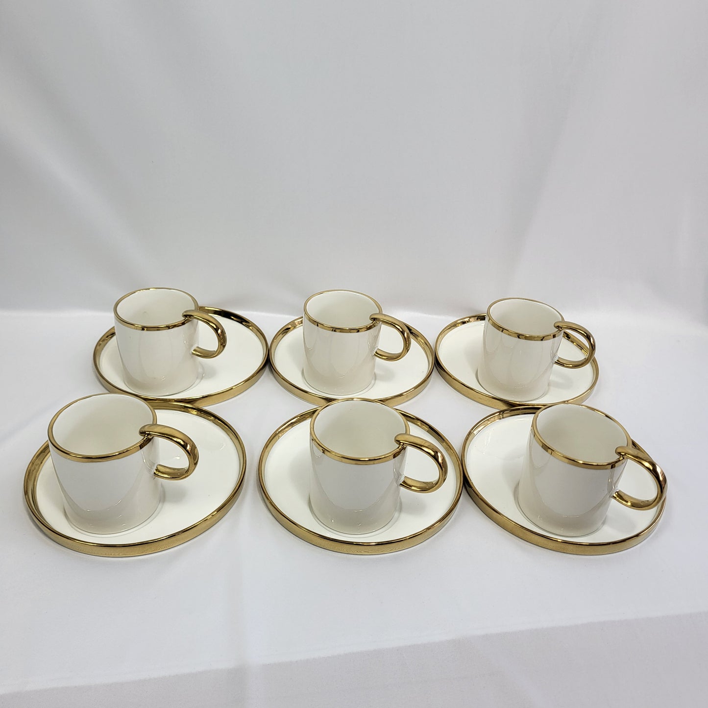 Set de 6 Tazas de Porcelana Blanca con Borde Dorado y Platillo - Queen's Porcelain