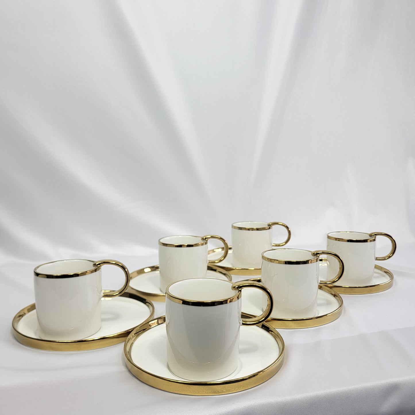 Set de 6 Tazas de Porcelana Blanca con Borde Dorado y Platillo - Queen's Porcelain