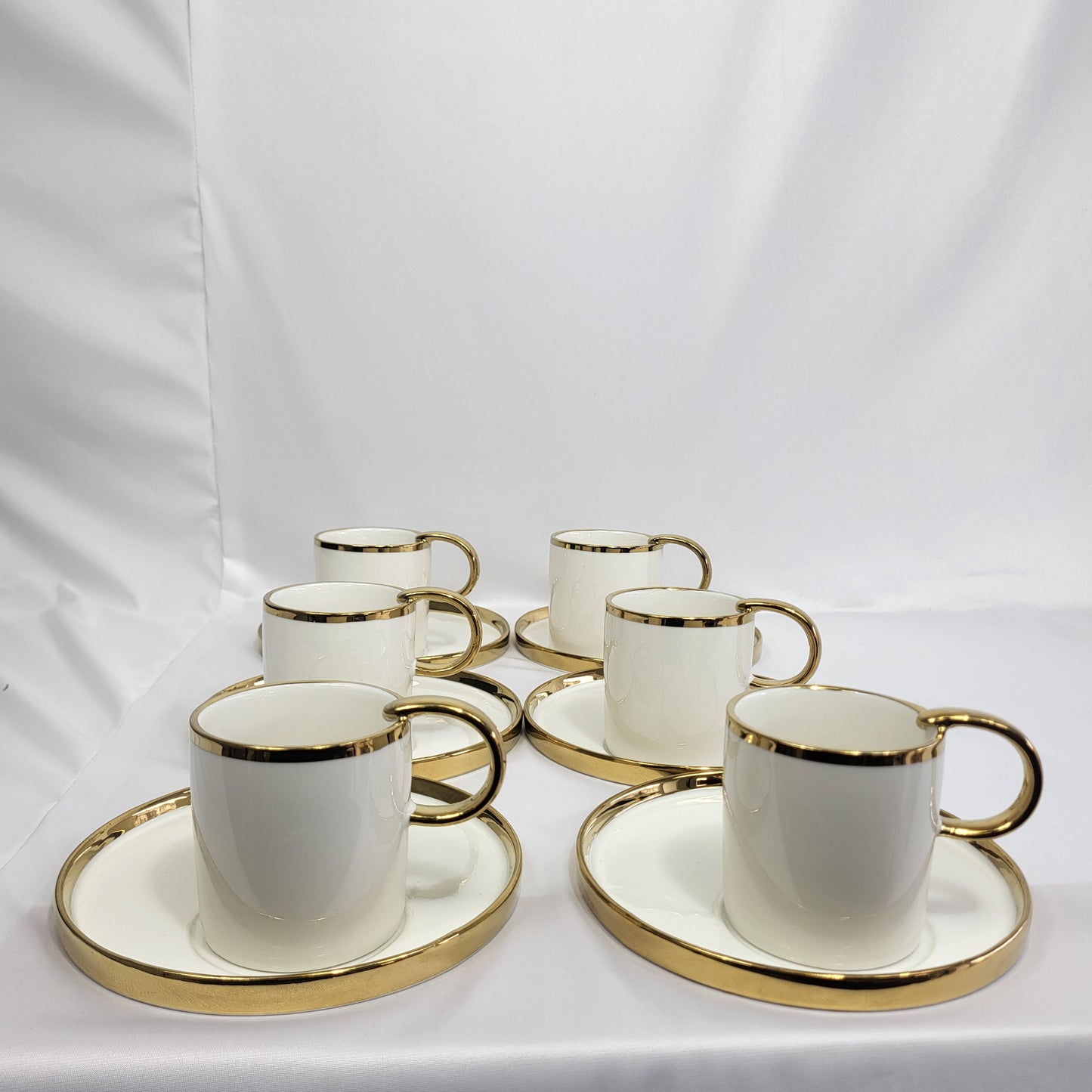 Set de 6 Tazas de Porcelana Blanca con Borde Dorado y Platillo - Queen's Porcelain