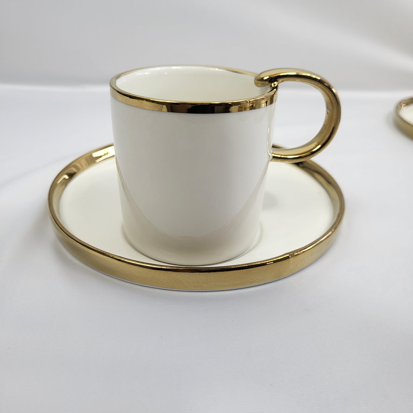 Set de 6 Tazas de Porcelana Blanca con Borde Dorado y Platillo - Queen's Porcelain