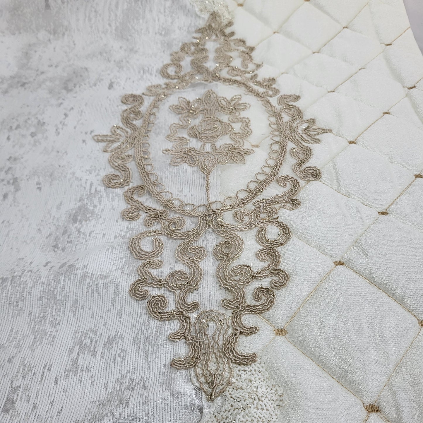 Set de Cama de Lujo "Marianna" – Cubrecama Acolchado con Encaje - COLOR CREMA