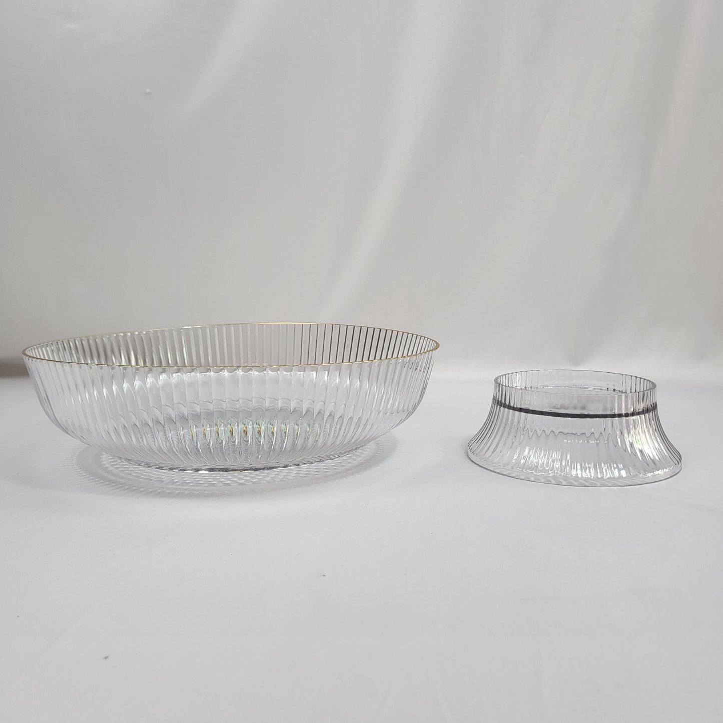 Cuenco de Plástico Transparente Estriado con Borde Dorado – Diseño Elegante