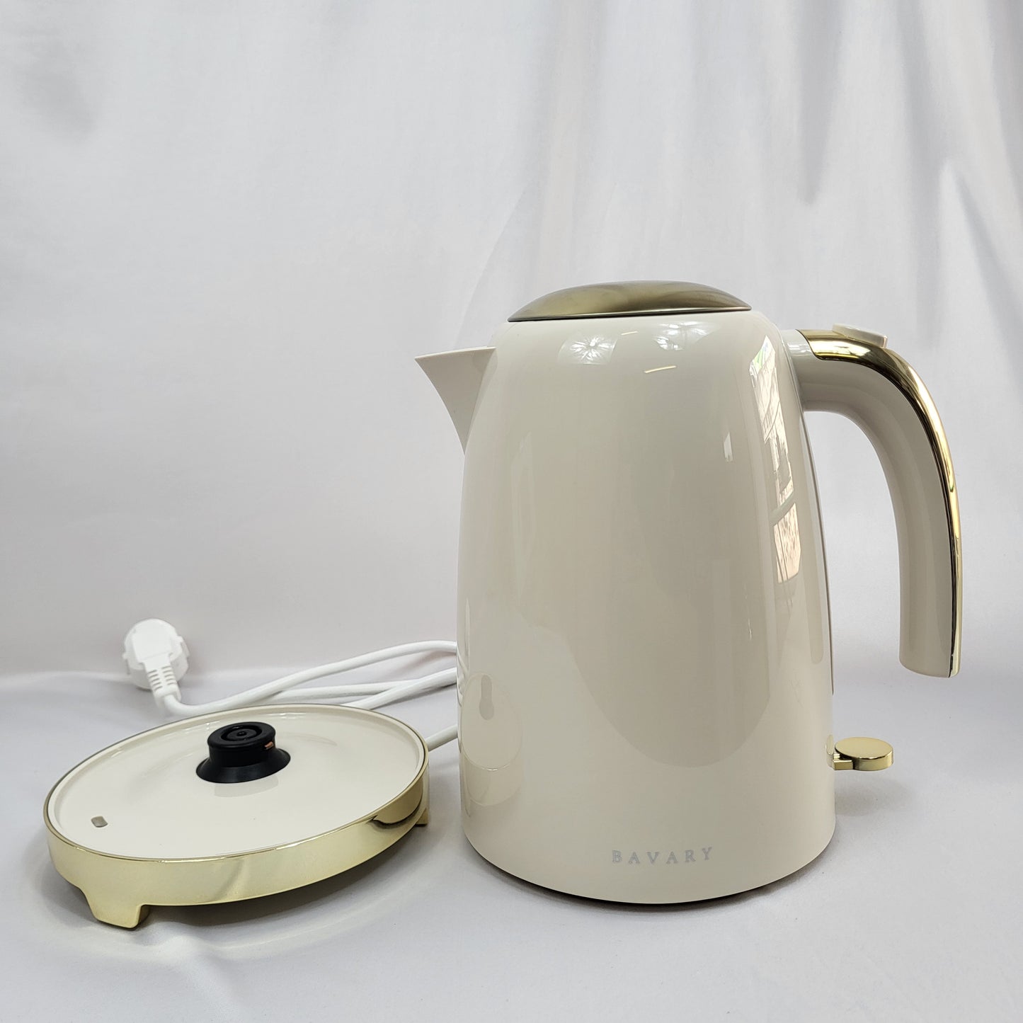 Hervidor Eléctrico BAVARY Crema con Detalles Dorados 1.7L