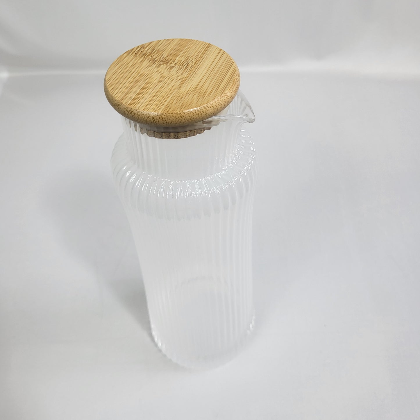Jarra de Cristal con Estrías Verticales y Tapa de Bambú 1150ml