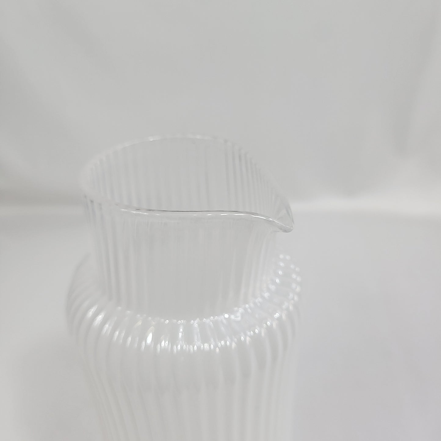 Jarra de Cristal con Estrías Verticales y Tapa de Bambú 1150ml