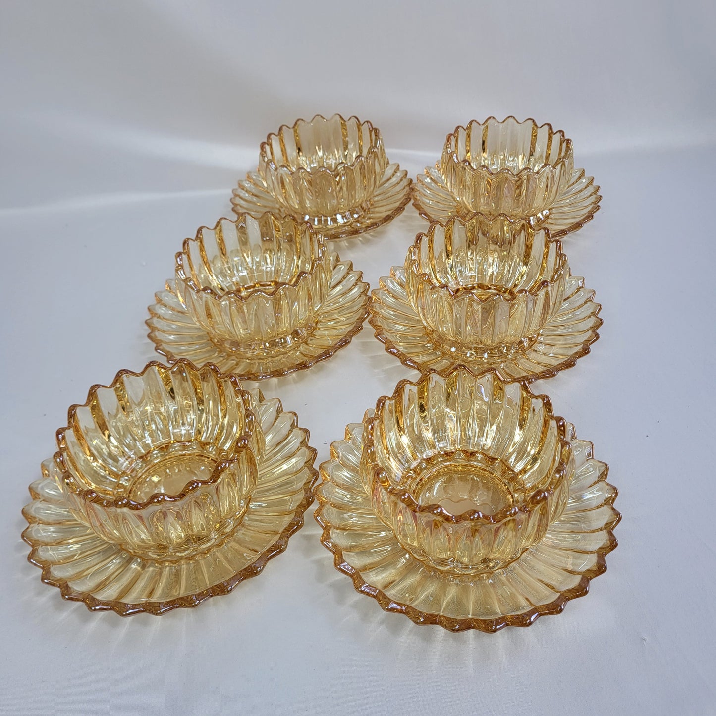 Set de 6 Bowls de Cristal Ámbar Dorado con Diseño Pétalos de Flor y Platillo