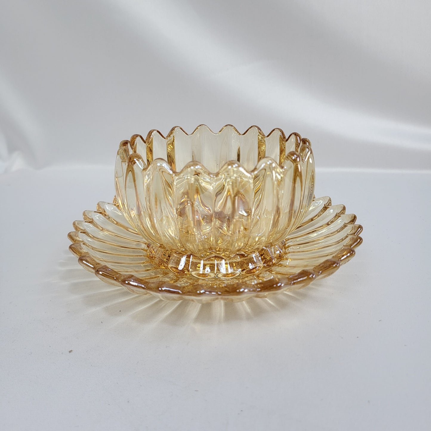 Set de 6 Bowls de Cristal Ámbar Dorado con Diseño Pétalos de Flor y Platillo