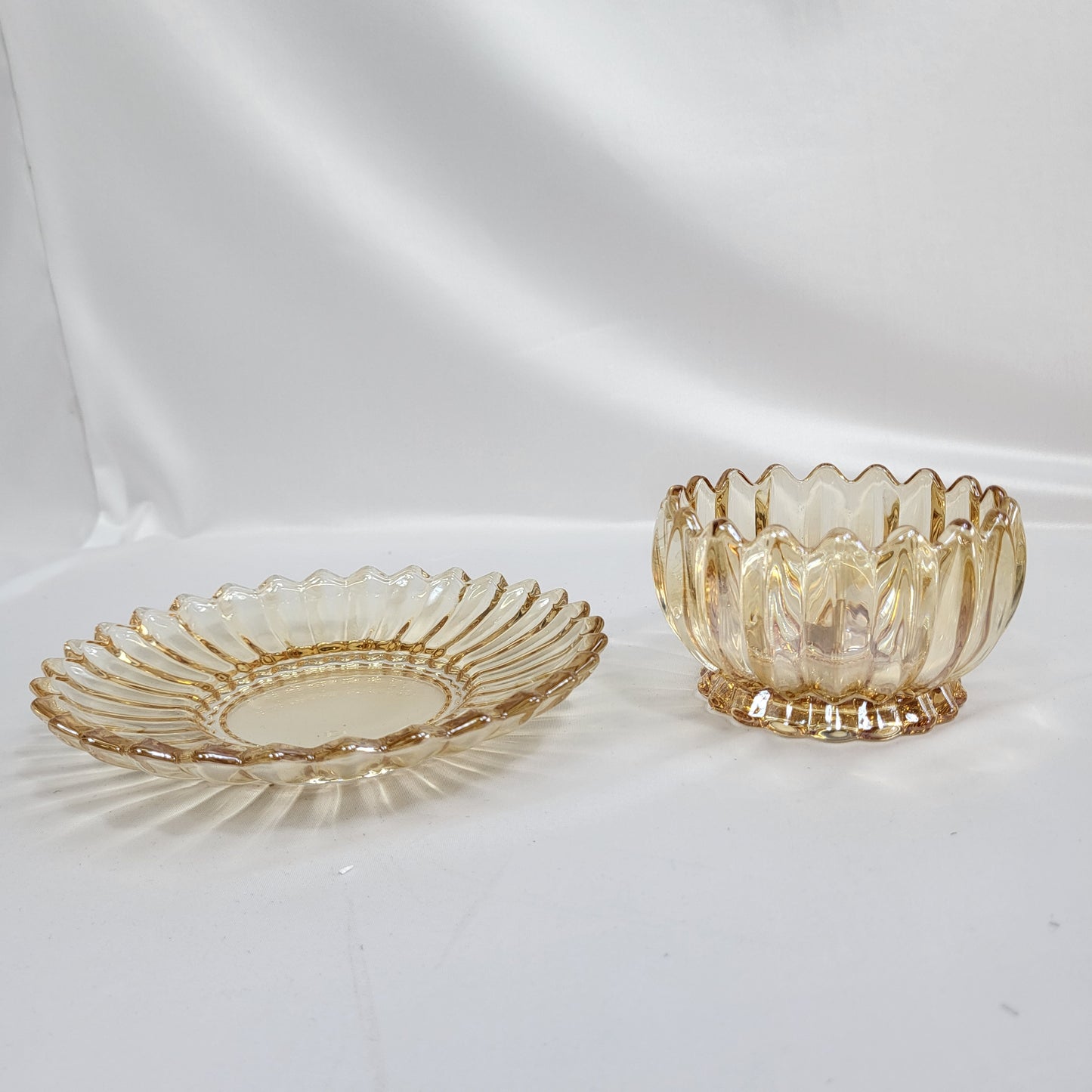 Set de 6 Bowls de Cristal Ámbar Dorado con Diseño Pétalos de Flor y Platillo