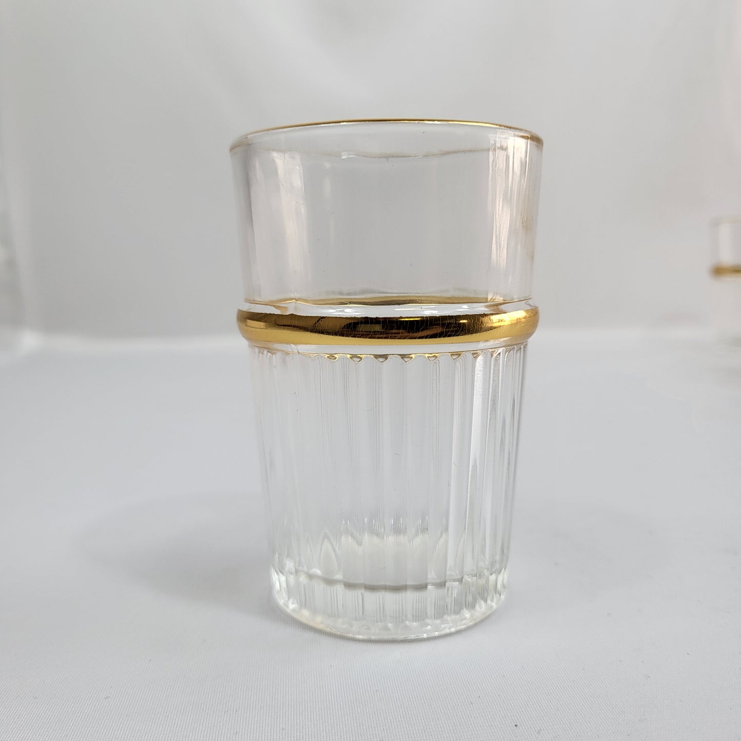 Set de 12 Vasos de Cristal con Estrías Verticales y Borde Dorado