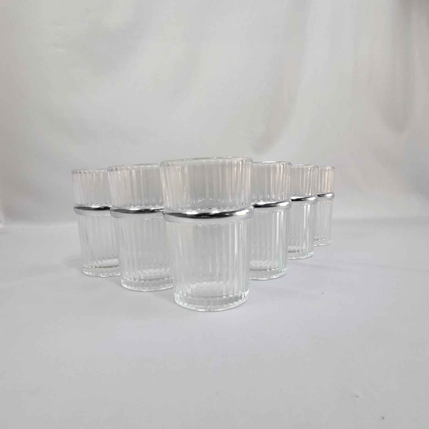Set de 12 Vasos de Cristal con Estrías Verticales y Borde Plateado