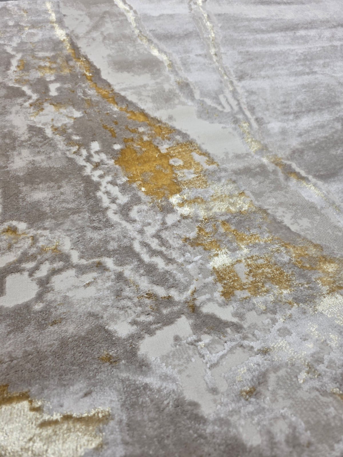 Áurea Beige / Dorado: fotografía real del relieve y los detalles dorados (20261005_211956).