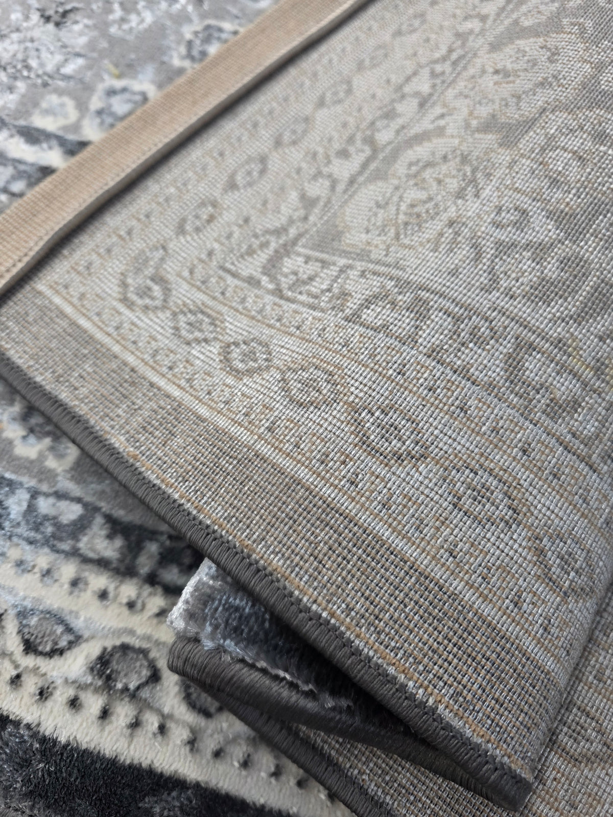 Imperial Crema / Gris oscuro: fotografía real del tejido y los acabados (20261006_130113).