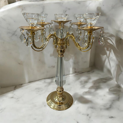 Candelabro con base dorada y copas talladas en cristal