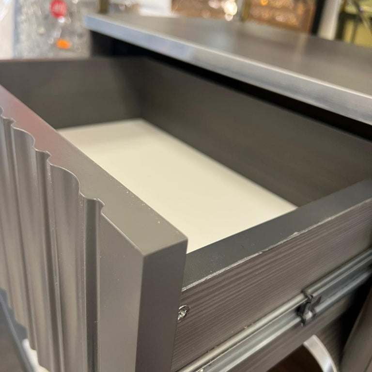 Mesa de TV con chimenea digital - COLOR GRIS CON DETALLES EN PLATEADO