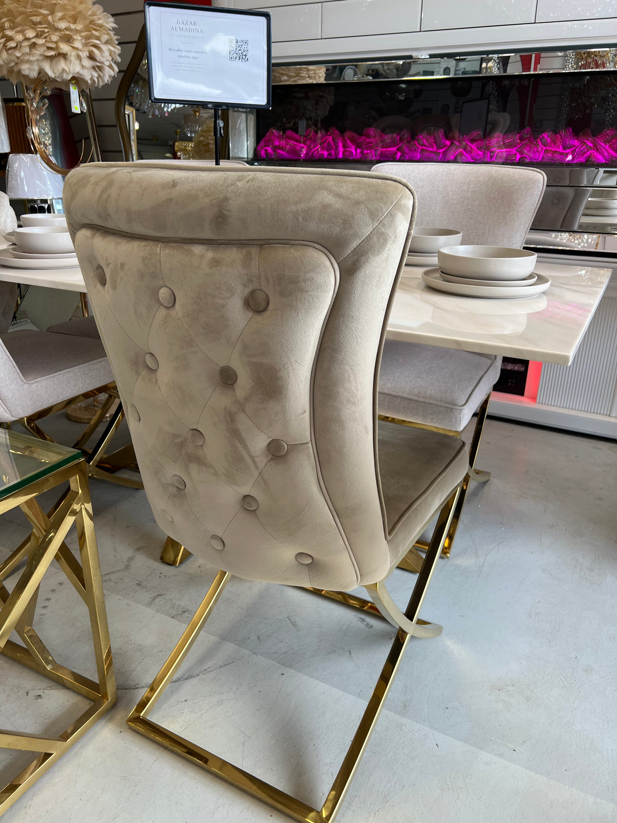 Silla Capitonio de terciopelo · Beige oscuro y gris
