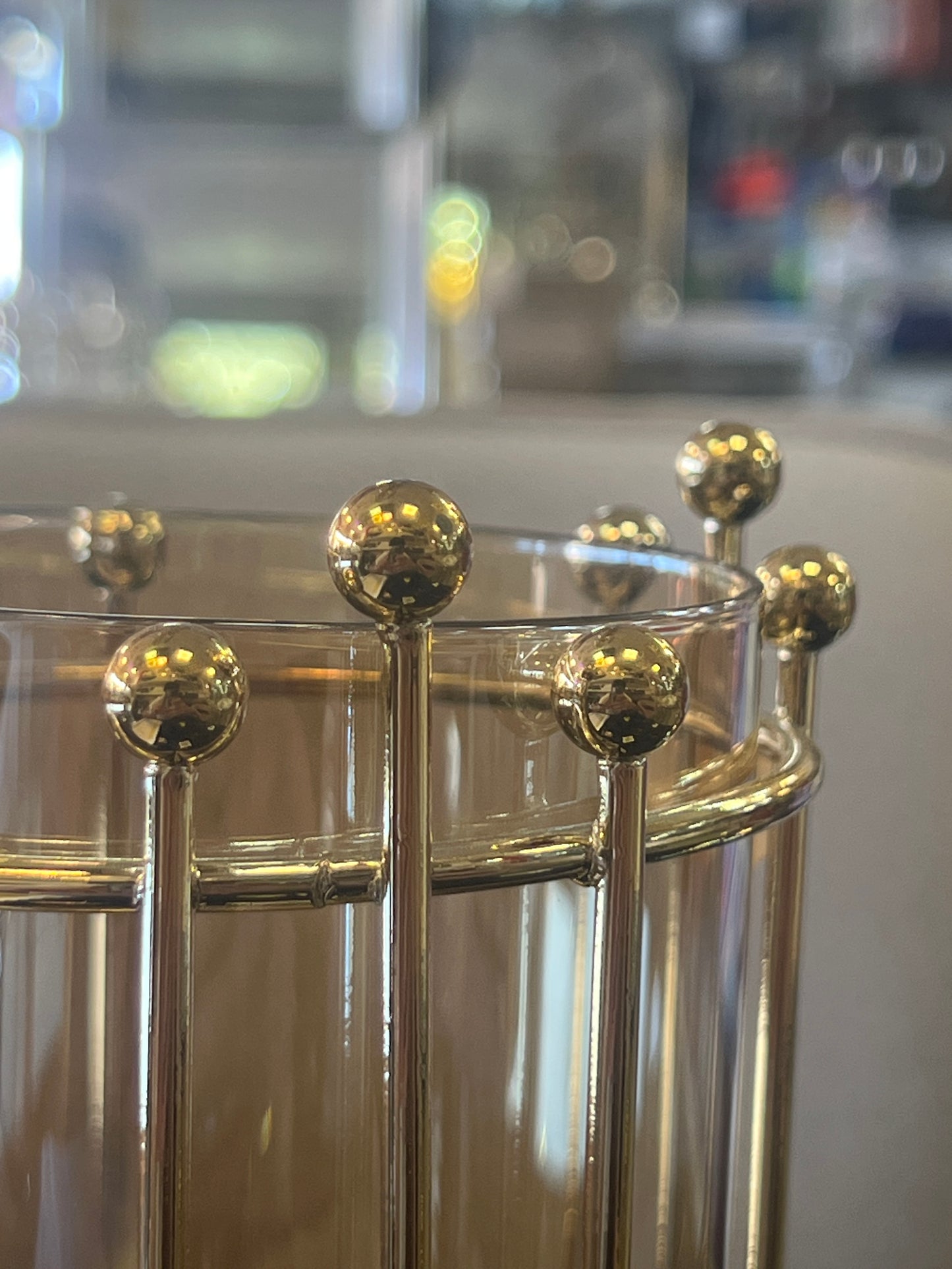 Portavelas de Diseño Dorado con Estructura Metálica y Plástico Duro 🕯✨