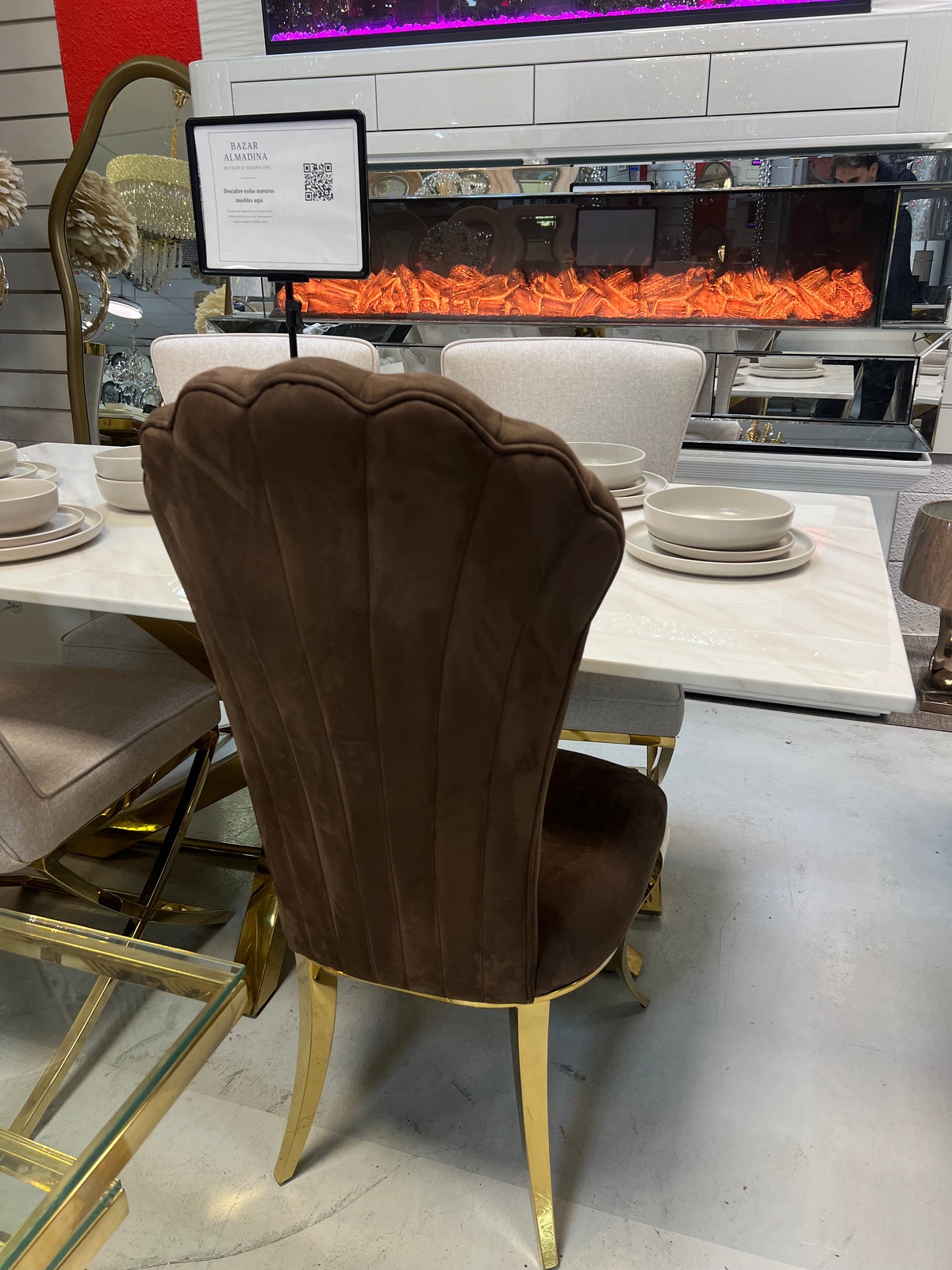 Silla Rey de terciopelo marrón con patas doradas