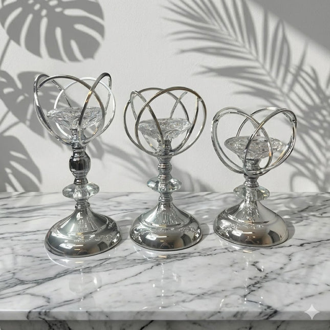 Conjunto de 3 castiçais decorativos em metal banhado a ouro com ponta de cristal lapidado.