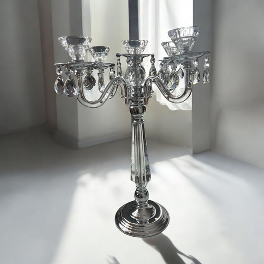 Castiçal com base de prata e taças de cristal esculpido