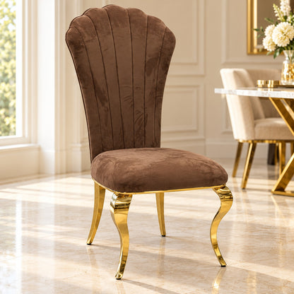 Silla Rey de terciopelo marrón con respaldo alto y patas doradas en un comedor elegante