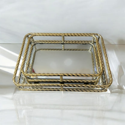 Bandeja rectangular con bordes dorados