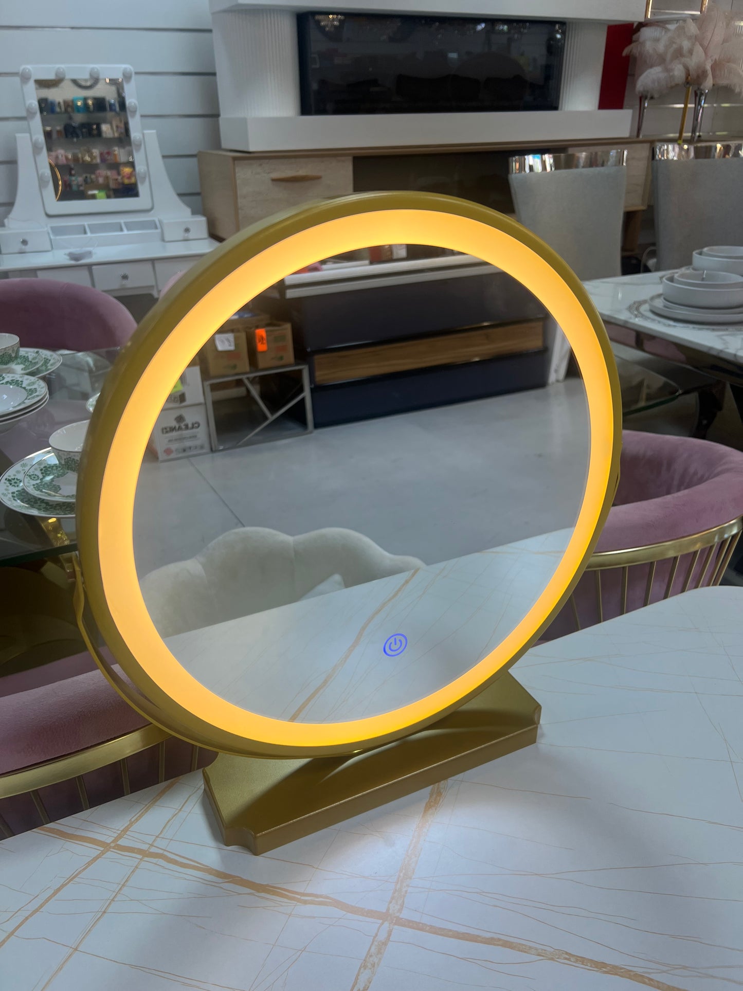 Tocador elegante con silla y espejo led blanco y dorado