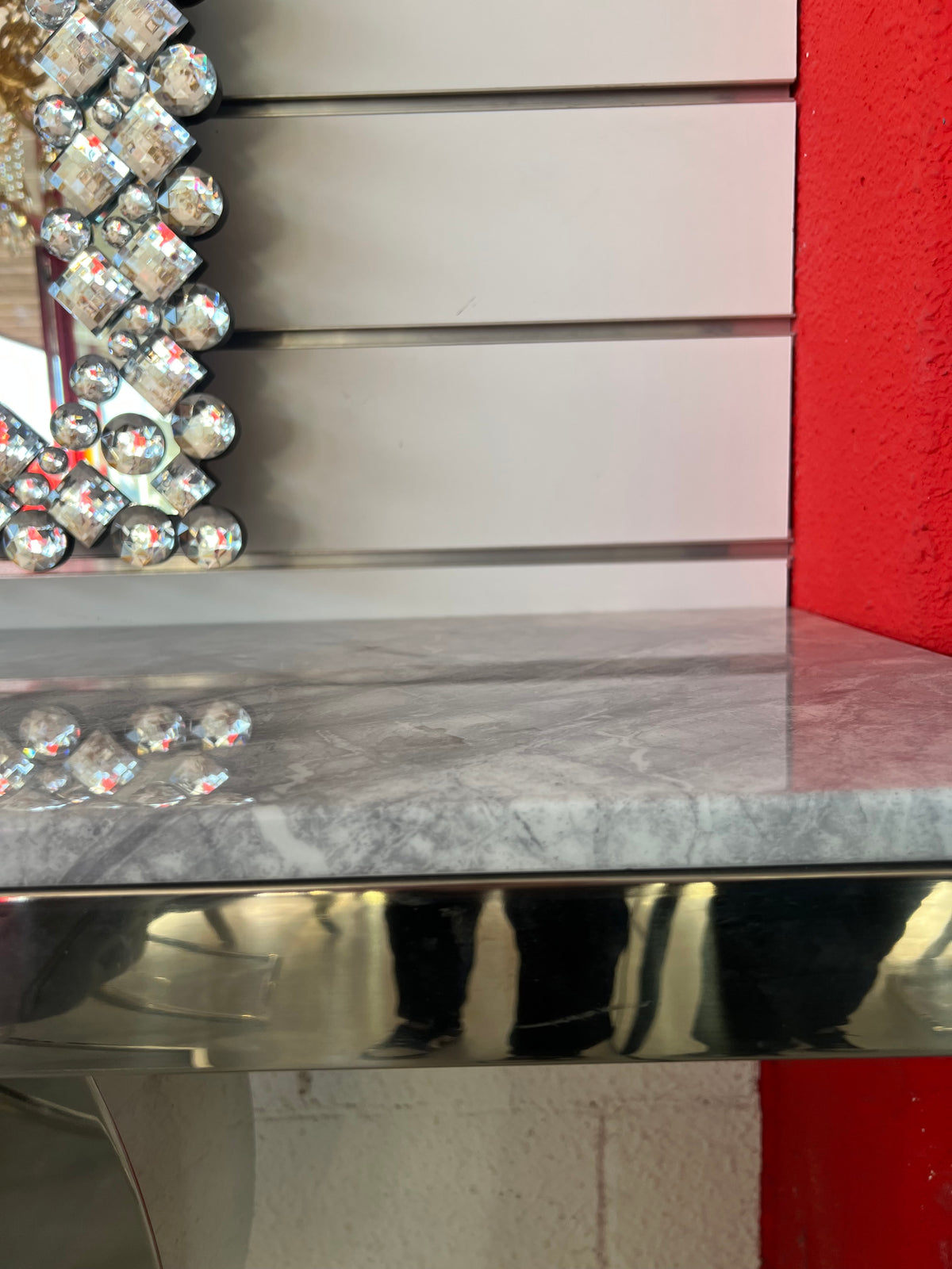 Mesa de Entrada de Mármol Gris y Acero Plateado – Consola 160 × 45 × 85 cm